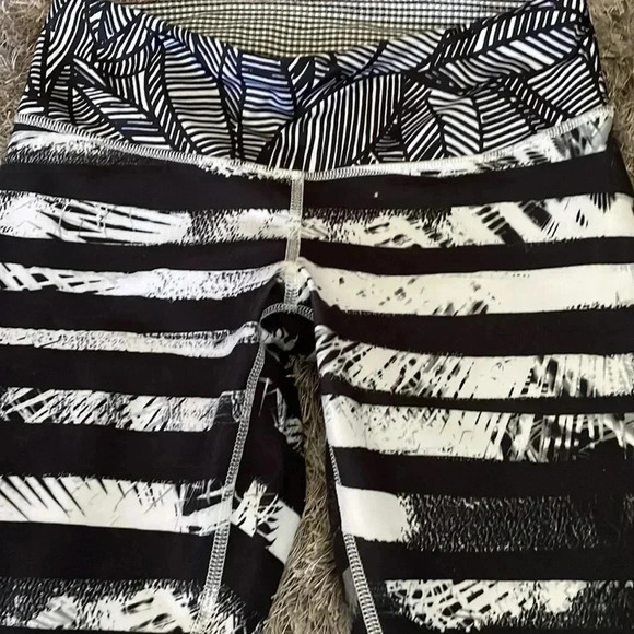 Lululemon wonder under crops11 - Picture 6 of 10